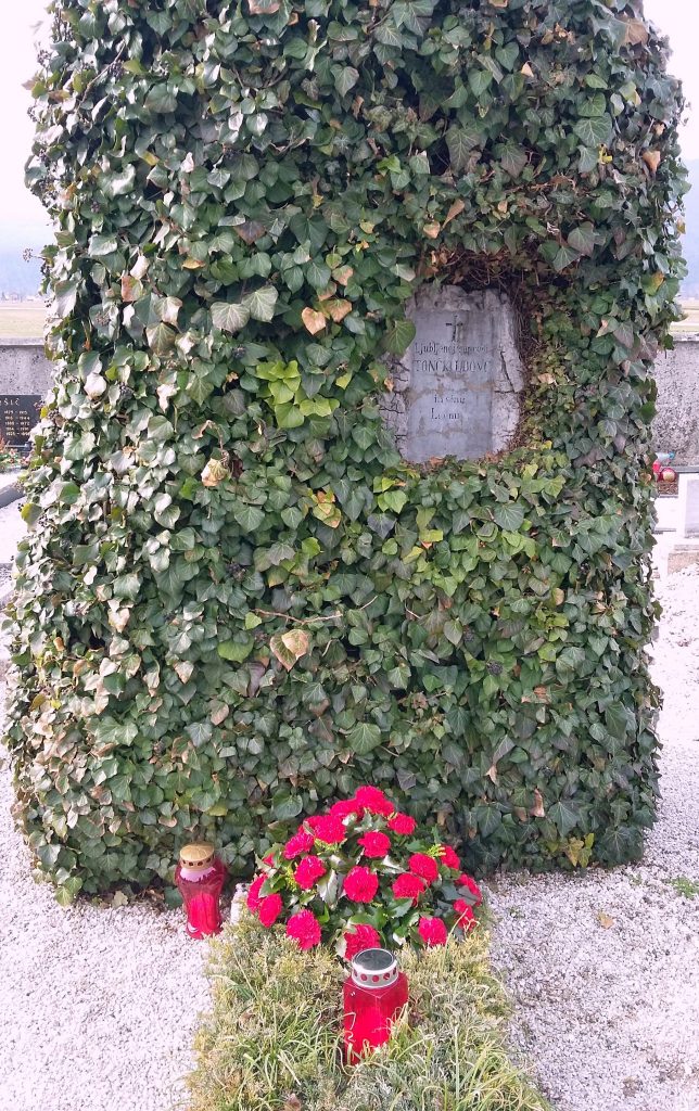grob 644x1024 - 100-letnica smrti Udovičeve mame Tončke