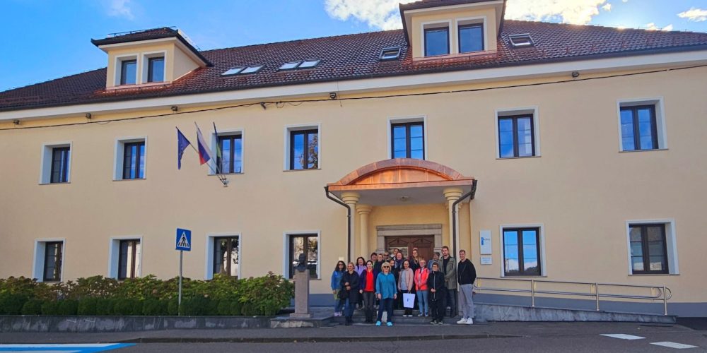 Domžalski knjižničarji na ogledu cerkniškega domoznanstva